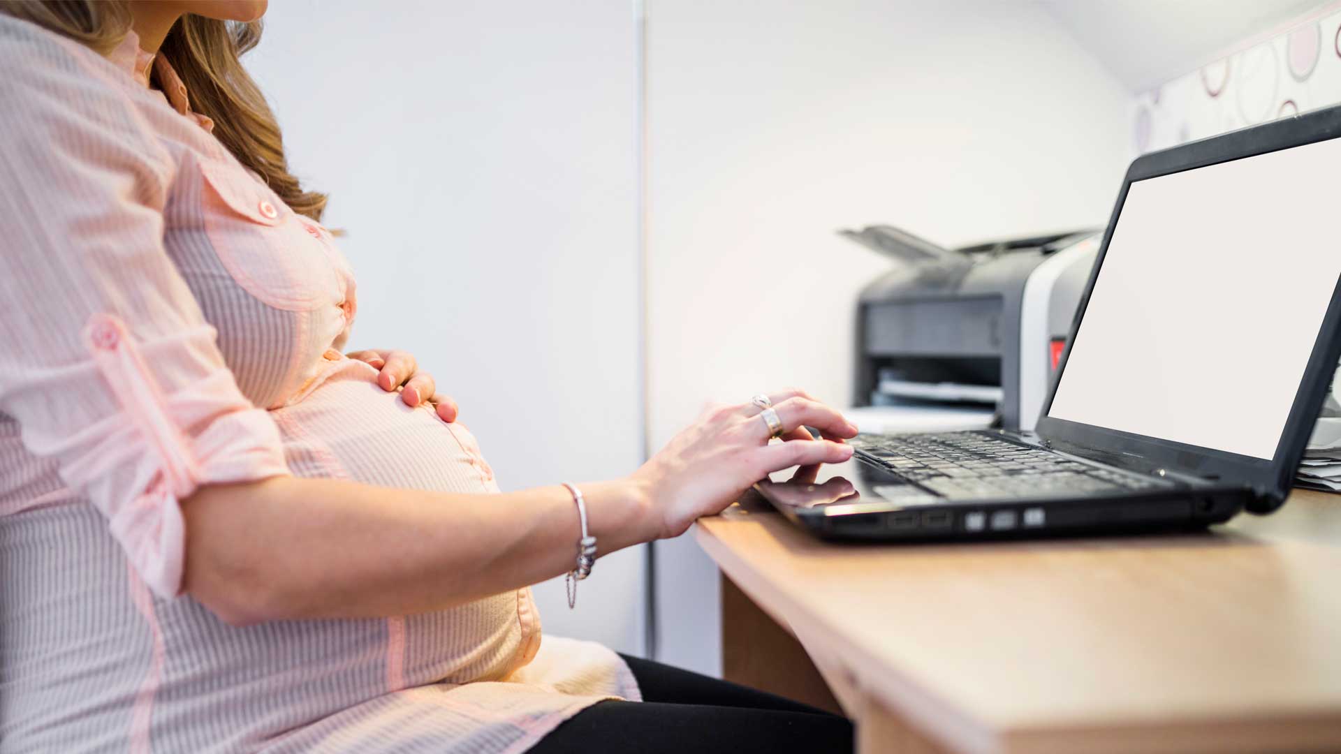 Imagem destacando a decisão judicial que assegura a estabilidade gestante em contrato por prazo determinado, com menção ao Tribunal Regional do Trabalho da 24ª Região e à indenização determinada.