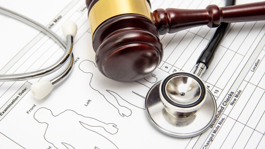 decisão judicial que afastou o reconhecimento de vínculo empregatício de um médico que prestava serviços como pessoa jurídica em um hospital