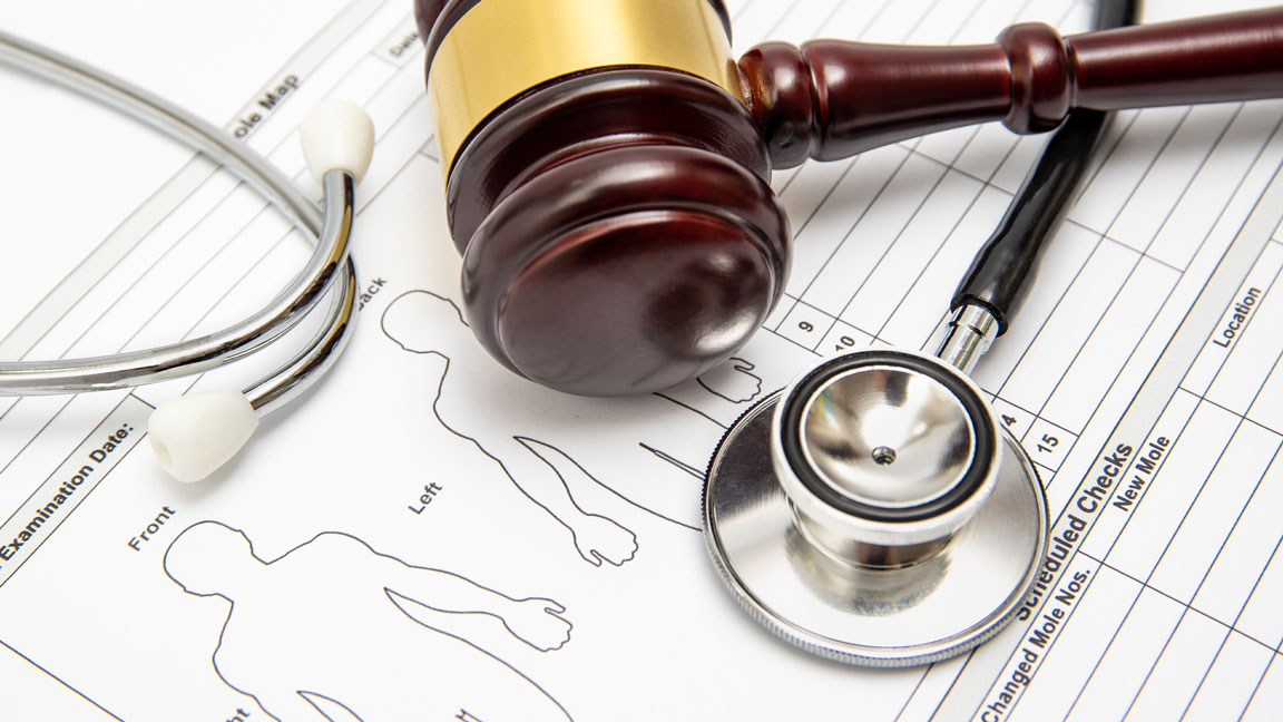 decisão judicial que afastou o reconhecimento de vínculo empregatício de um médico que prestava serviços como pessoa jurídica em um hospital