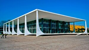 STF julga a constitucionalidade da exigência de certidão negativa de débitos trabalhistas (CNDT) para licitações, destacando o voto de Dias Toffoli em favor da medida.