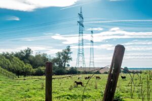 Estrutura de transmissão elétrica sobre campo rural — ação de indenização por servidão não quitada improcedente