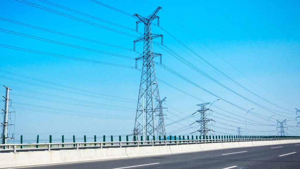 Imagem representando faixa de domínio e suas aplicações em rodovias, ferrovias e redes elétricas, com destaque para seus principais aspectos jurídicos e regulatórios.