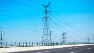 Imagem representando faixa de domínio e suas aplicações em rodovias, ferrovias e redes elétricas, com destaque para seus principais aspectos jurídicos e regulatórios.