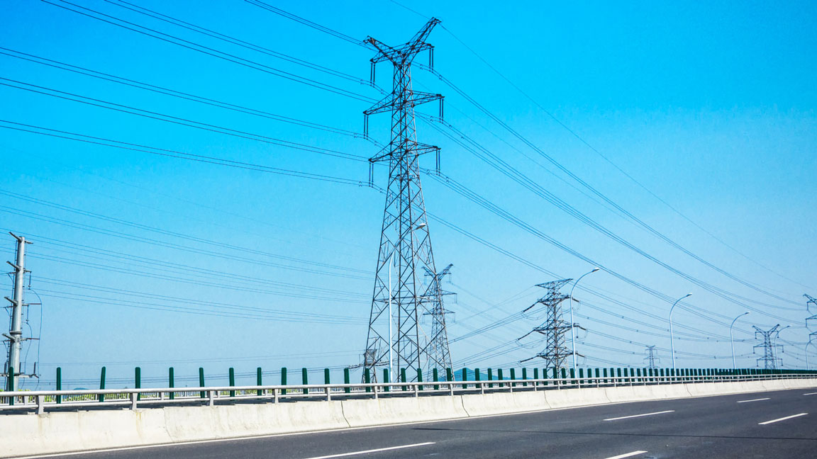 Imagem representando faixa de domínio e suas aplicações em rodovias, ferrovias e redes elétricas, com destaque para seus principais aspectos jurídicos e regulatórios.
